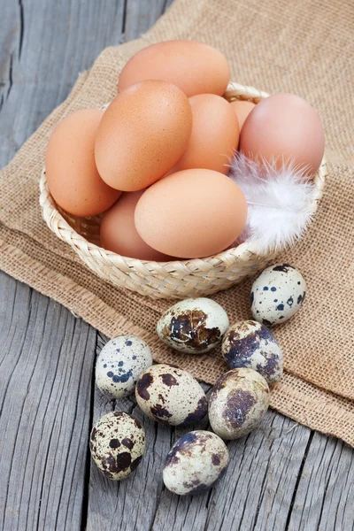 Uova fresche su un tavolo — Foto Stock