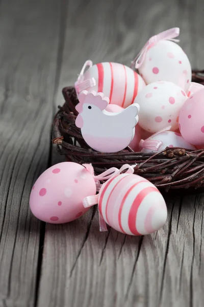 Huevos de Pascua en un nido —  Fotos de Stock