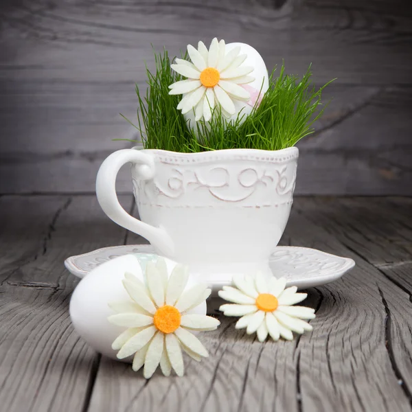 Uova di Pasqua con fiori in una tazza — Foto Stock