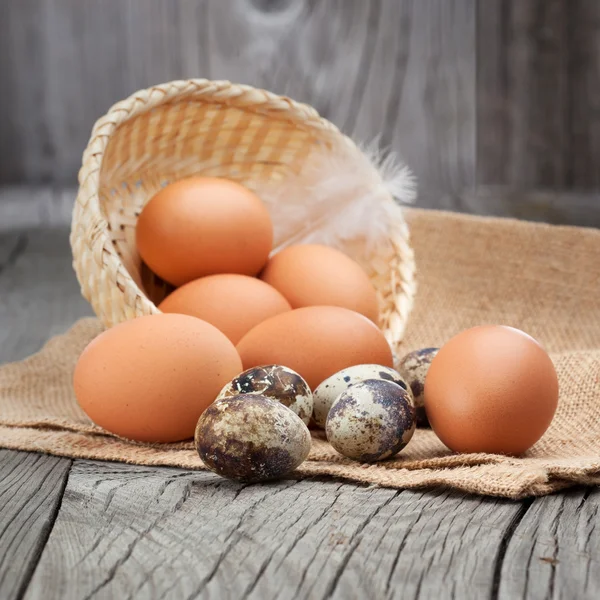 Frische Eier auf dem Tisch — Stockfoto