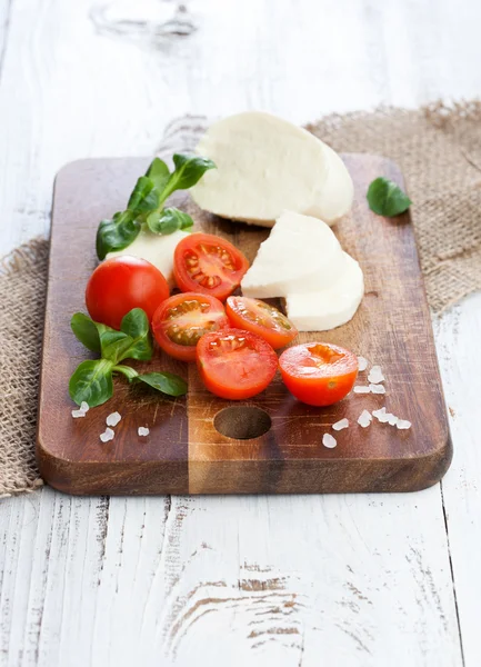 Cherry tomatoes with mozzarella — Stock Photo, Image