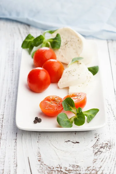 Pomodorini con mozzarella — Foto Stock