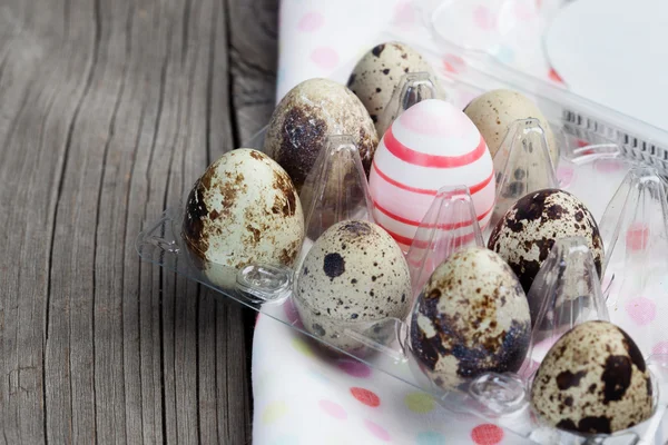 Украшенные пасхальные яйца — стоковое фото