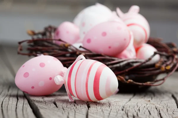 Huevos de Pascua en un nido — Foto de Stock