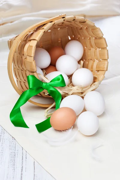 Sepette taze yumurta — Stok fotoğraf