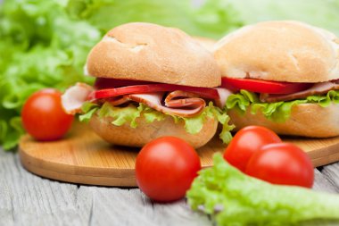 ahşap arka plan üzerinde sandviç