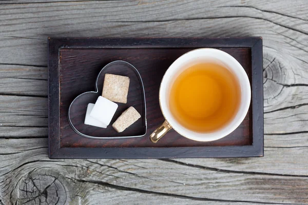 茶色の砂糖とお茶のカップ — ストック写真