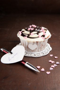 bir tabloda cupcake