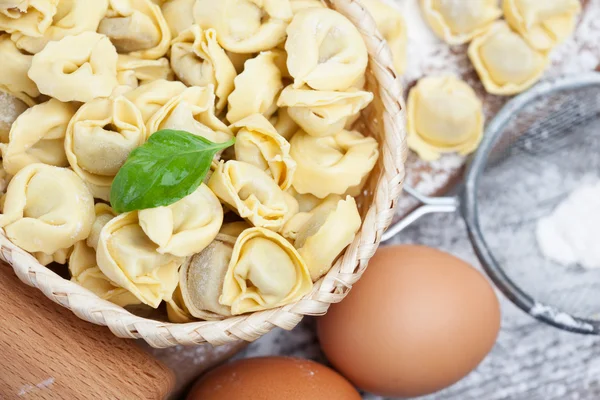 Ruwe tortellini — Stockfoto