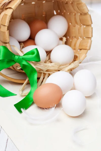 Uova fresche in un cesto — Foto Stock