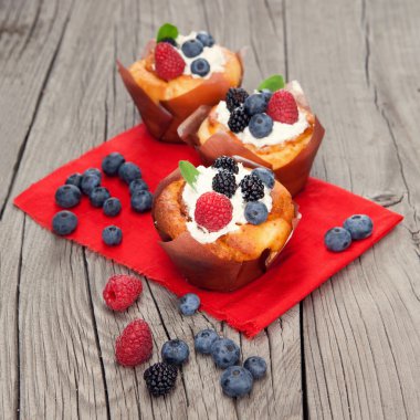 ahşap masa üzerinde meyveleri ile cupcakes