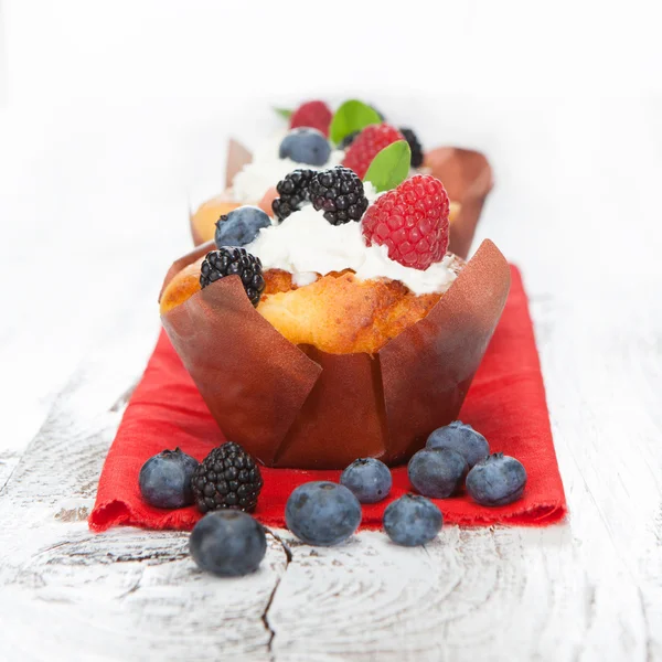 Cupcakes with berries — Stock Photo, Image