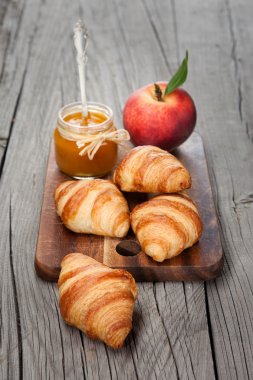 kruvasan, reçel ve şeftali