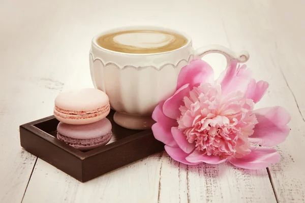 Macaron francesi e una tazza di caffè — Foto Stock