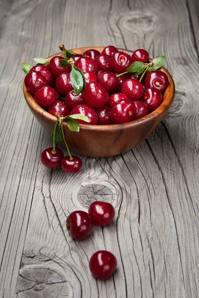 Fresh cherries on woden table — Stock Photo, Image