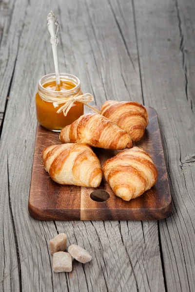 Färska croissanter och sylt — Stockfoto