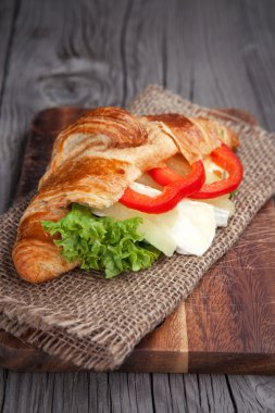 bir tabloda peynirli taze kruvasan