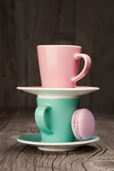 Tasses à café avec macarons français — Photo