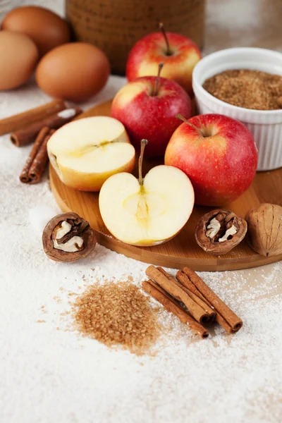 Manzanas e ingredientes para hornear — Foto de Stock