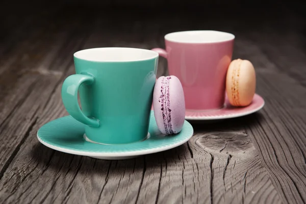 Xícaras de café com macaroons franceses — Fotografia de Stock