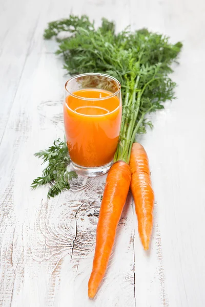 Zanahoria Zumo con zanahorias frescas —  Fotos de Stock