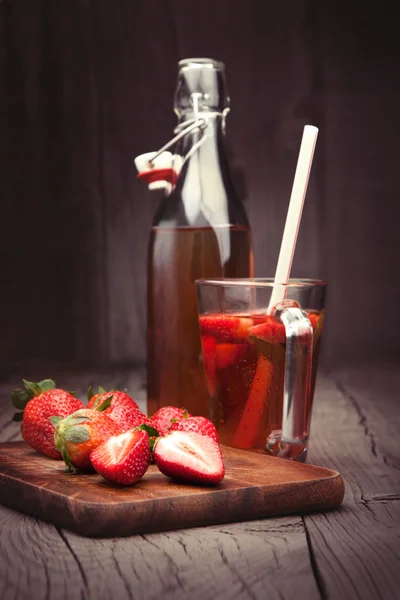 Świeże truskawki i napój truskawkowy — Zdjęcie stockowe