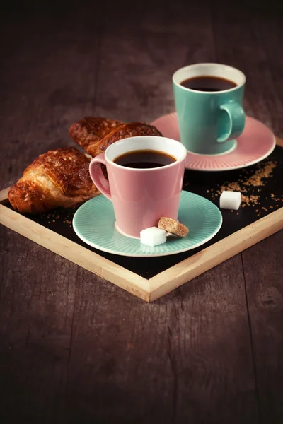 Tazze di caffè e croissant — Foto Stock