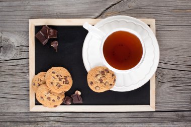 çikolatalı kurabiye ve çay