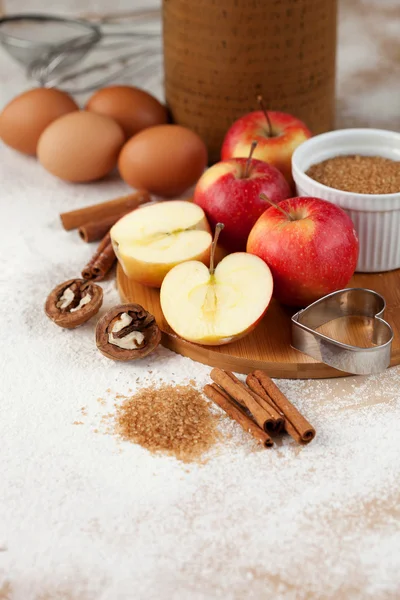 Äpplen och bakning ingredienser — Stockfoto