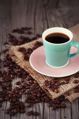 ahşap bir masa üzerinde espresso fincan