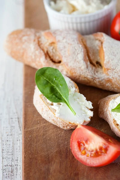 Baguette mit Frischkäse — Stockfoto