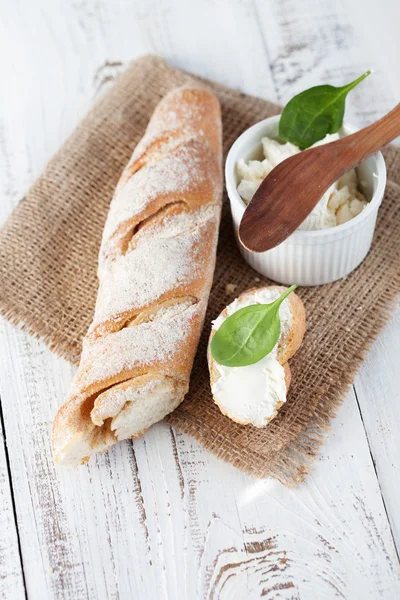 Baguette mit Frischkäse — Stockfoto