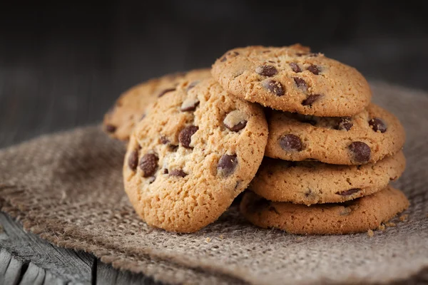 Çikolata parçacıklı kurabiye.