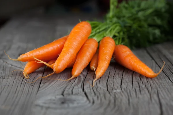 Wortelen op een houten achtergrond — Stockfoto