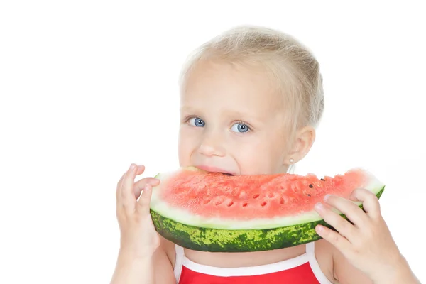 Liten flicka äter en vattenmelon — Stockfoto