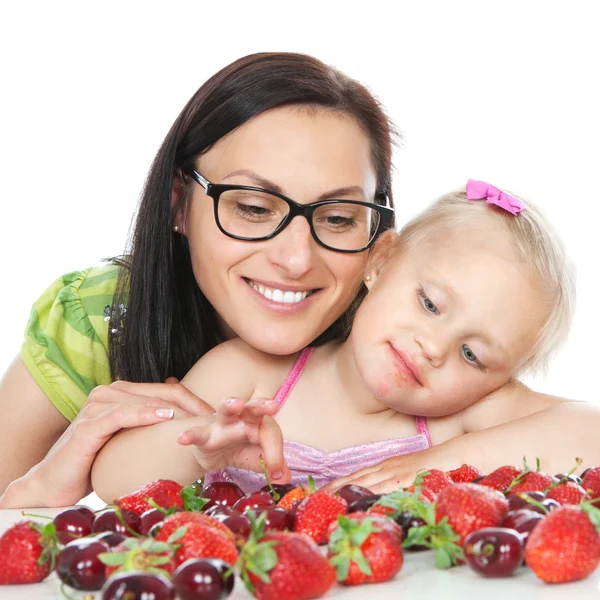 Glückliche Mutter und kleines Mädchen mit Beeren — Stockfoto