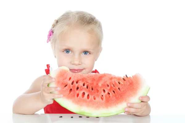 Niña rubia comiendo una sandía en blanco — Foto de Stock