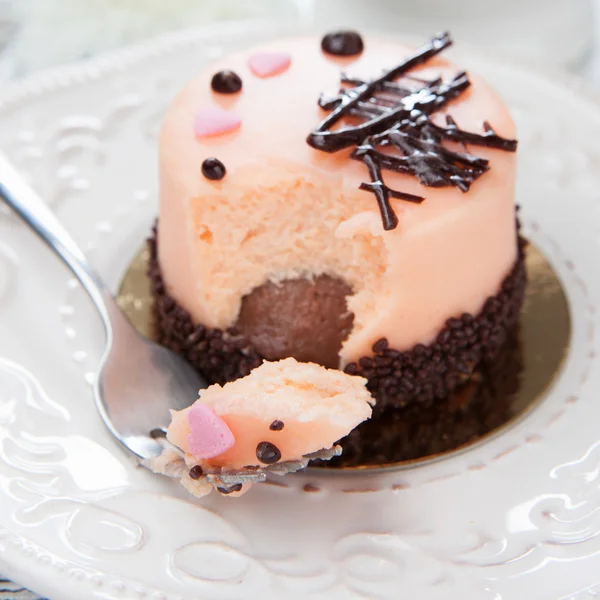 Sweet cake on a white wooden table — Stock Photo, Image