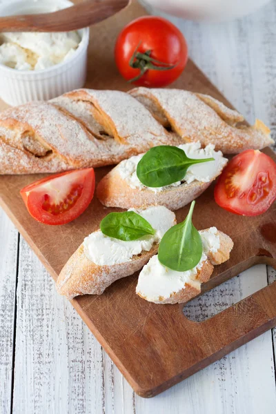 Baguette con queso crema —  Fotos de Stock