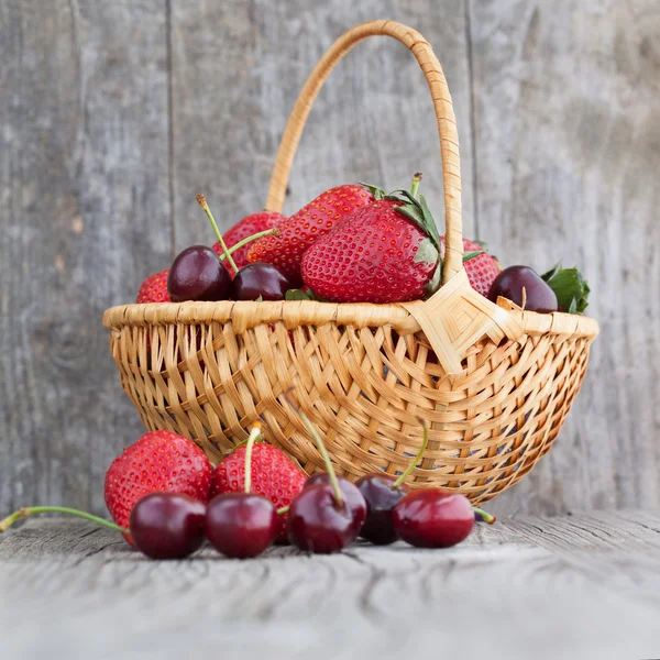 Basket with strawberries and cherries — Stock Photo, Image