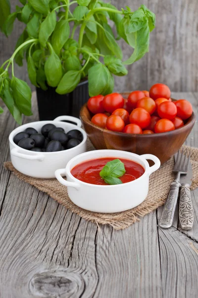 Čerstvá červená tomatová omáčka — Stock fotografie