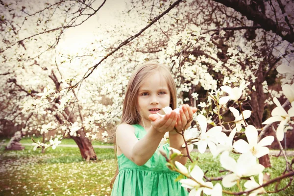 Fille avec des fleurs — Photo