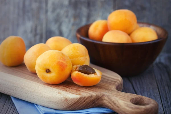 Свежие и вкусные абрикосы — стоковое фото