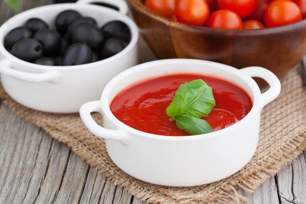 Färsk röd tomatsås — Stockfoto