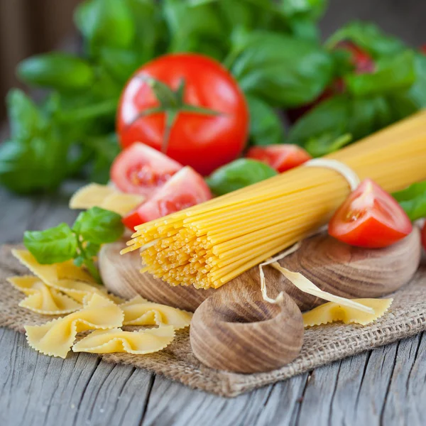 Italiaanse ingrediënten - pasta's, groenten en kruiden — Stockfoto