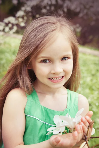 Menina com flores — Fotografia de Stock