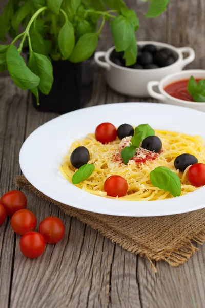 Plaat van gezonde Italiaanse spaghetti — Stockfoto