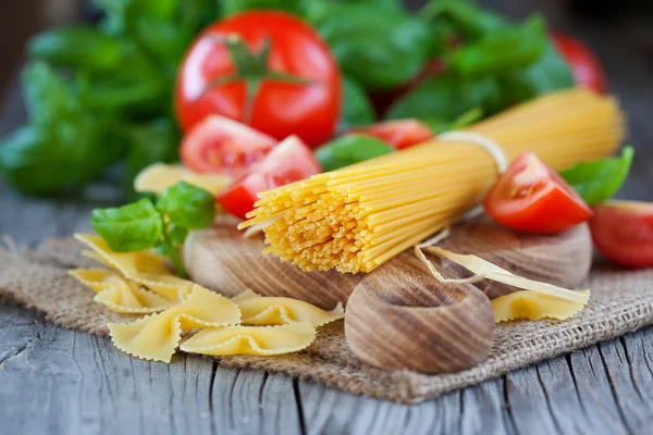 Italian ingredients - pasta, vegetables and herbs — Stock Photo, Image