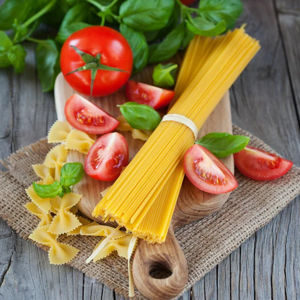 Italiaanse ingrediënten - pasta's, groenten en kruiden — Stockfoto