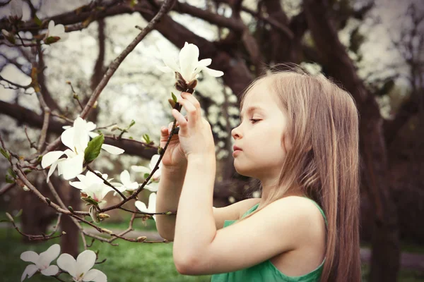 Flicka med blommor — Stockfoto